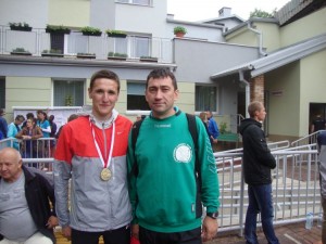 Szymon Kulka z trenerem Tomaszem Świerzowskim