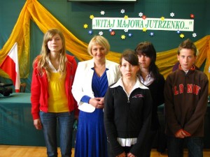 Pani poseł Barbara Bartuś i laureaci konkursu historycznego