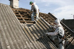Usuwanie azbestu z dachu - © mojadebica.pl