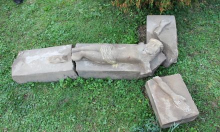 W Lipinkach odkopano XIX-wieczny kamienny krzyż