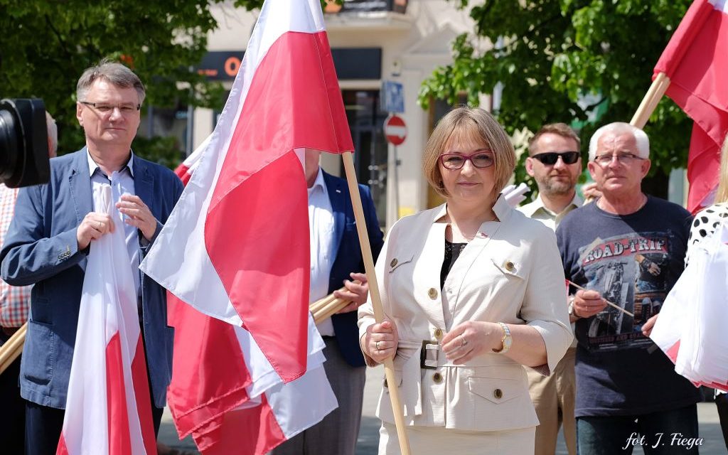 Poseł Barbara Bartuś rozdawała flagi