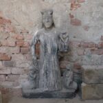Zagadkowa rzeźba Matki Boskiej z Dzieciątkiem ze starego cmentarza w Lipinkach
