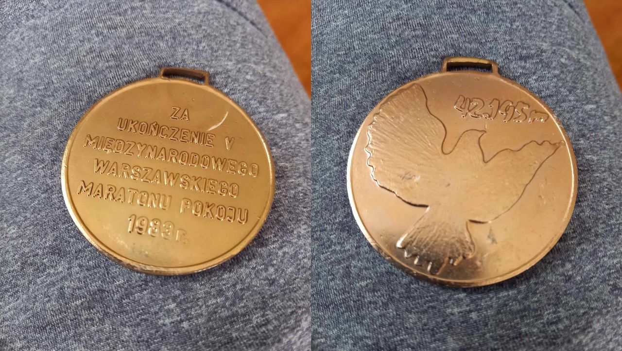 Medal za ukończenie V Międzynarodowego Maratonu w Warszawie, który 40 lat temu otrzymał Kazimierz Świerzowski